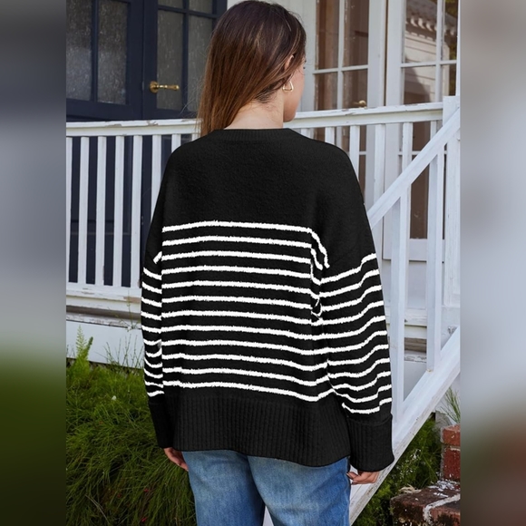 NWT! Women's Warm Black and White Striped Oversized Knit Sweater  Various Sizes - Picture 4 of 5